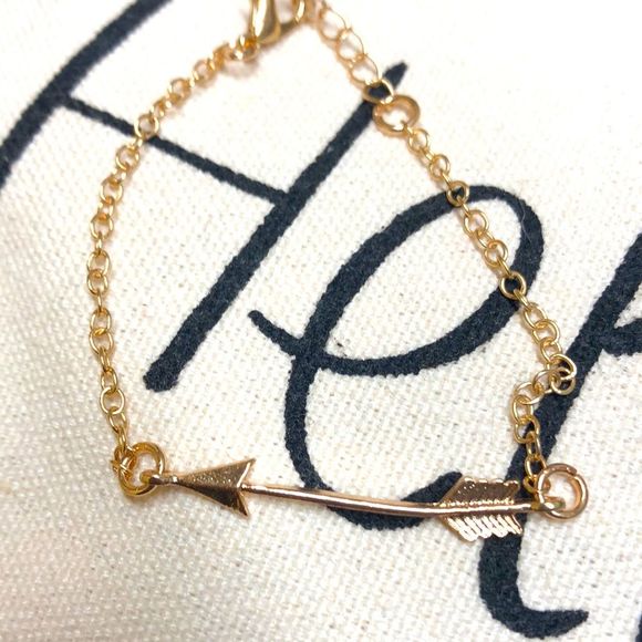 Alloy gold chain bracelet with arrow charm - Picture 1 of 4